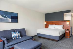 Newly Renovated King Room with Sofa Bed and Adapted Tub - Mobility and Hearing Accessible room in Courtyard by Marriott Madison West / Middleton