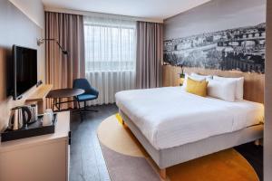 Guest Room, 1 King room in Courtyard by Marriott Prague Airport