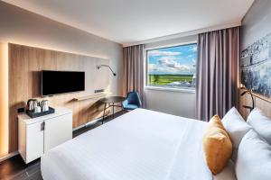 Guest room, 1 King, Runway view room in Courtyard by Marriott Prague Airport