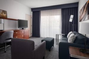 1 Bedroom Suite, 1 King, Sofa bed room in Courtyard by Marriott Rockville