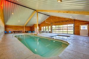 Group Getaway! Multi-Level Lodge on Lake Tawakoni