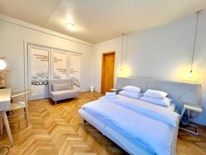 City Center Unirii Square Private rooms with City View - Shared Amenities