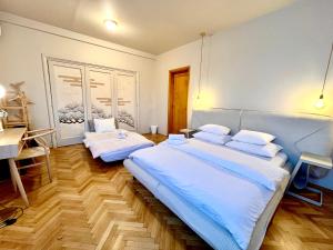 City Center Unirii Square Private rooms with City View - Shared Amenities