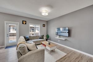 Modern luxury in Laurel Edmonton 4 BR 2 & Half BTHR Full Kitchen 2 King & 2 Queen BED Dbl Car attached garage