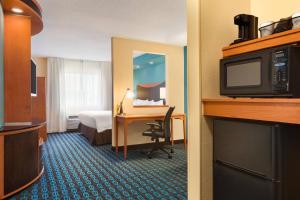 Large King Studio with Sofa Bed room in Fairfield Inn & Suites by Marriott Toledo Maumee