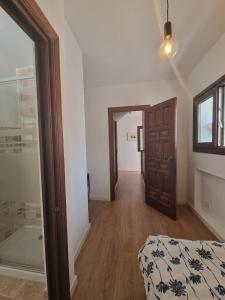 Habitación individual tranquila con baño privado en piso compartido