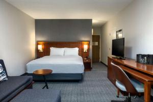 King Room with Sofa Bed room in Courtyard by Marriott Phoenix North