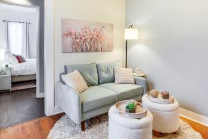 Walkable Location Quaint Cottage in Forest Grove!