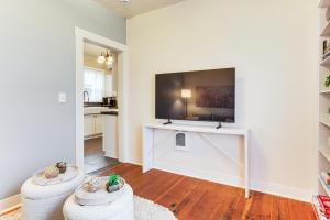 Walkable Location Quaint Cottage in Forest Grove!