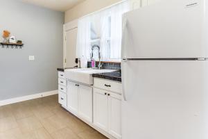 Walkable Location Quaint Cottage in Forest Grove!