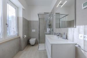 Appartamento con 3 Camere da Letto e Vista Lago