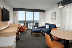 One-Bedroom King Suite - Oceanfront room in Courtyard Virginia Beach Oceanfront / North 37th Street