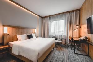 Deluxe Room, Guest room, 1 King room in Courtyard by Marriott Warsaw Airport