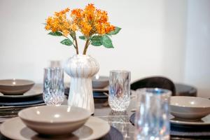 Churchill Square Views - Central - Modern 1 Bed Sleeps 4