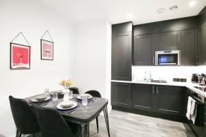 Churchill Square Views - Central - Modern 1 Bed Sleeps 4