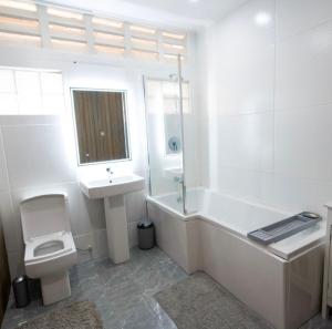 Modern holiday home located near the city centre of St George - Ubytování bez kategorie ve městě Saint Georgeʼs