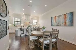 Northgate Nest Townhome 2 BR 2.5 BA Office Walk to TAMU - Caldwell