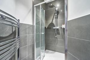 Exclusive Offers l Last-Minute Specials l Flat 5 l Newly Renovated 2 Bedroom Flat by Live London Short Lets & Serviced Accommodation l