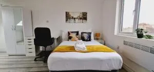 Superb Apartment with parking - Pinner