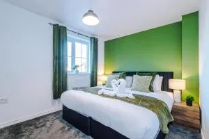 Saint Helens Spacious 3BR Olive Suite Sleeps 7 - Clock Face