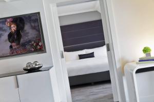 One-Bedroom Premium King Suite with Sofa Bed room in Renaissance Wien Hotel