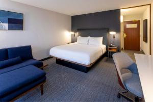 King Room with Sofa Bed room in Courtyard Minneapolis St. Paul/Roseville