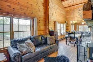 Deck, Lake Access Family-Friendly Cabin in Athens - هدسون