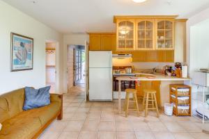 Less Than 1 Mi to UCLA Pet-Friendly Couples Retreat!