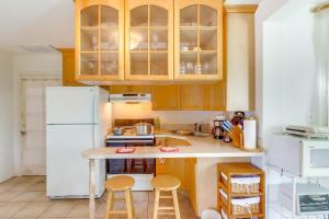 Less Than 1 Mi to UCLA Pet-Friendly Couples Retreat!