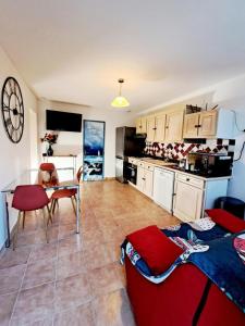 Cottage a 400m de la plage, piscine et climatisation