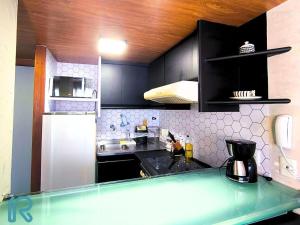Flat Completo com cozinha no Melhor da Pituba, WIFI, Ar, Netflix, EDF Frente Mar, Piscina