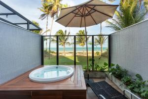 Loft com hidromassagem frente mar e pé na areia