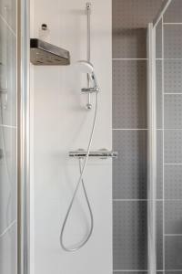 Apple House Wembley Twin Room shared bathroom