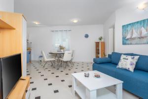 Apartments by the sea Njivice, Krk - 5296