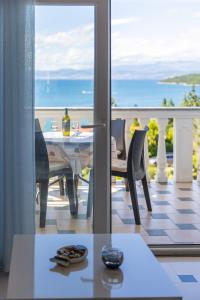 Apartments by the sea Njivice, Krk - 5296