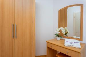 Apartments by the sea Njivice, Krk - 5296