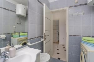 Apartments by the sea Njivice, Krk - 5296