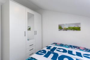 Apartments by the sea Njivice, Krk - 5295