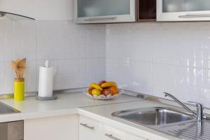 Apartments by the sea Njivice, Krk - 5295