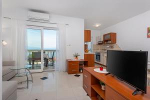 Apartments by the sea Njivice, Krk - 5295