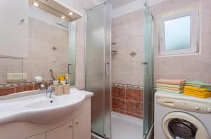 Apartments by the sea Njivice, Krk - 5295