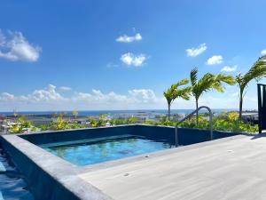 Vista al mar, 5th avenida caminando a la playa