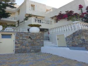 Hermes Korifi Suites private apartment