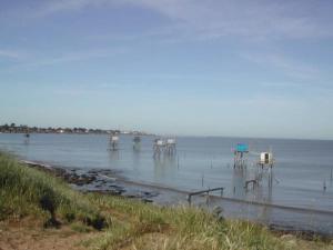 Maisons de vacances Gite Charmant avec Jardin, Proche Plages, Wifi et Activites en Famille! - FR-1-306-1031 : photos des chambres