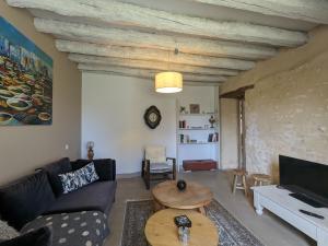 Maisons de vacances Maison de Charme avec Piscine Chauffee, Proche Chateauroux, Dans une Propriete du 18eme Siecle - FR-1-591-151 : photos des chambres