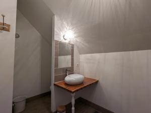 Maisons de vacances Maison de Charme avec Piscine Chauffee, Proche Chateauroux, Dans une Propriete du 18eme Siecle - FR-1-591-151 : photos des chambres