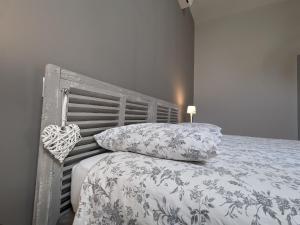 Maisons de vacances Maison de Charme avec Piscine Chauffee, Proche Chateauroux, Dans une Propriete du 18eme Siecle - FR-1-591-151 : photos des chambres