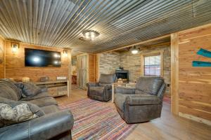 Relaxing Hochatown Cabin with Deck and Hot Tub!