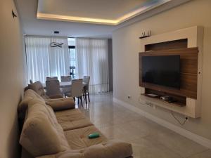 Apartamento 2 suítes luxo, piscina aquecida condomínio, próximo do mar