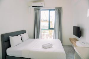 Warm and Simply Studio Room Sky House Alam Sutera Apartment By Travelio